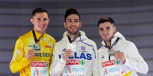 Στιγμιότυπο από την απονομή του χρυσού μεταλλίου στον Μίλτο Τεντόγλου