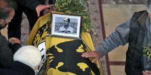 To λαικό προσκύνημα στον Μίμη Παπαϊωάννου