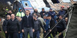 Στο σημείο της τραγωδίας στα Τέμπη ο Κυριάκος Μητσοτάκης