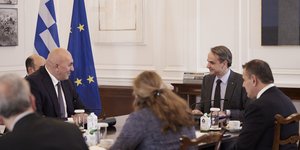 Ο πρωθυπουργός Κυριάκος Μητσοτάκης με τον υπουργό Άμυνας της Ιταλίας Γκουίντο Κροσέτο