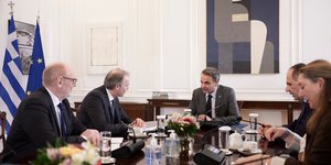 Συνάντηση Μητσοτάκη με την αποστολή της ΕΕ για την αναβάθμιση των σιδηροδρόμων
