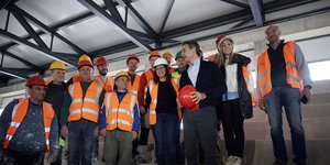 O Mητσοτάκης με εργαζόμενους στο κλειστό κολυμβητήριο Λαμίας