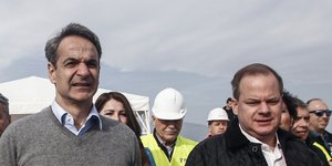 Μητσοτάκης-Καραμανλής καθ' οδόν προς τον τόπο της τραγωδίας στα Τέμπη