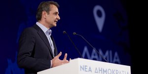 Ο Κυριάκος Μητσοτάκης κατά την ομιλία του στη συγκέντρωση της ΝΔ στη Λαμία