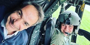 Ο Κυριάκος Μητσοτάκης χαμογελαστός δίπλα στην πρώτη γυναίκα κυβερνήτη σε ειδικό μέσο της Αεροπορίας Στρατού