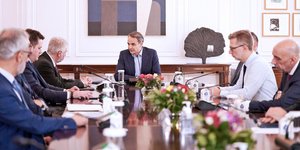 Ο Κυριάκος Μητσοτάκης στη σύσκεψη στο Μαξίμου για την επαναλειτουργία του σιδηροδρόμου