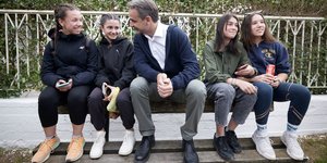 Ο Μητσοτάκης σε παγκάκι με νεαρά κορίτσια