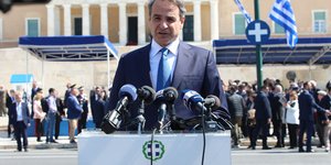 Ο Κυριάκος Μητσοτάκης κάνει δηλώσεις μετά το πέρας της παρέλασης της 25ης Μαρτίου/ Φωτογραφία: EUROKINISSI