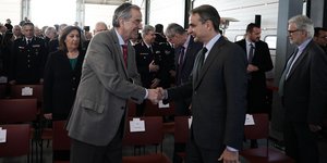 Θερμή χειραψία Μητσοτάκη-Σαμαρά στα εγκαίνια του νέου Κέντρου Εκπαίδευσης της Πυροσβεστικής