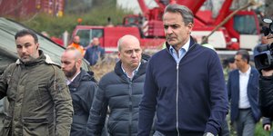 Ο Κυριάκος Μητσοτάκης στο σημείο του δυστυχήματος στα Τέμπη