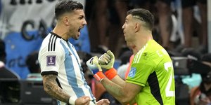 Ο Γκονζάλο Μοντιέλ (αριστερά) με τον Εμιλιάνο Μαρτίνες μετά το πέναλτι που έκρινε τον τελικό του Μουντιάλ
