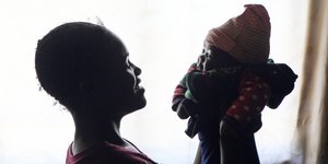 Μητέρα με το μωράκι της στην Αφρική