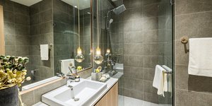 Μπάνιο με ντουζιέρα 