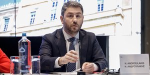 Ο πρόεδρος του ΠΑΣΟΚ Νίκος Ανδρουλάκης κατά την παρέμβασή του στη συνεδρίαση του προεδρείου των Σοσιαλιστών και Δημοκρατών, στο Γκάζι