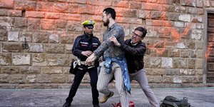 O δήμαρχος της Φλωρεντίας σπρώχνει ακτιβιστή