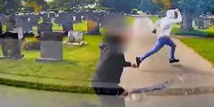 Ανδρες τρέχουν με μαχαίρια σε νεκροταφείο