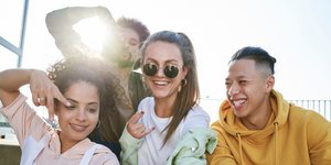 Ομάδα νέων βγάζουν selfie σε εξωτερικό χώρο