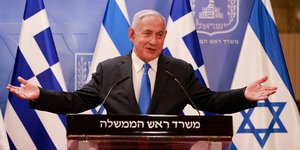Ο Μπένιαμιν Νετανιάχου με φόντο την ελληνική σημαία