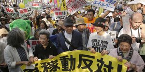 O συγγραφέας Κενζαμπούρο Όε σε πορεία κατά των πυρηνικών