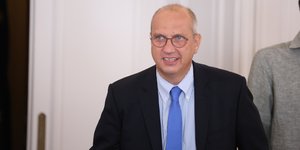 Γιάννης Οικονόμου γαλαζια γραβατα