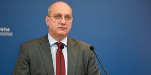 Γιάννης Οικονόμου κοκκινη γραβατα