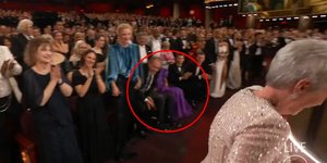 Η αντίδραση της Άντζελα Μπάσετ στο Όσκαρ της Τζέιμι Λι Κέρτις 