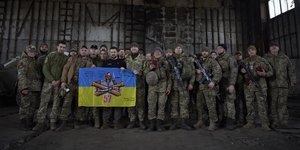 Ο Ζελένσκι με Ουκρανούς στρατιώτες στο Μπαχμούτ