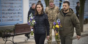 Ο πρόεδρος της Ουκρανίας Ζελένσκι με τη σύζυγό του τιμούν τον ήρωα «Ντα Βίντσι»