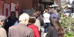 Αδιανόητες ουρές στη Θεσσαλονίκη για μια μερίδα... μπακαλιάρο