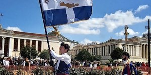 Ο Νίκος Παπαδάκης στην παρέλαση της 25ης Μαρτίου