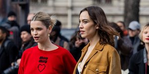 γυναίκες με πανωφόρια στην εβδομάδα μόδας