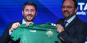 Ανδρουλάκης: Η βαριά φανέλα του... PASOK FC -Το δώρο του για το Star Forum [βίντεο]