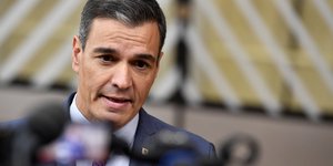 Ο Πέδρο Σάντσεθ μιλά σε κάμερα