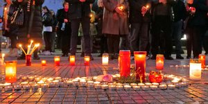 Κεριά στη μνήμη των επιβατών που έχασαν τη ζωή τους στο δυστύχημα στα Τέμπη