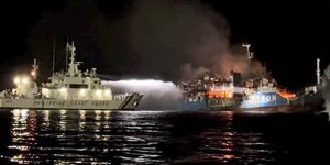 Φωτιά σε Ferry boat στις Φιλιππίνες έχει στοιχίσει τη ζωή μέχρι στιγμής σε 31 ανθρώπους/ Φωτογραφία: Philippine Coast Guard via AP