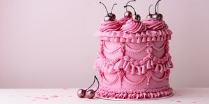 Περίτεχνη τούρτα γενεθλίων με βολάν buttermilk και κεράσια