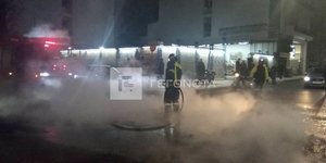 Πυροσβέστες σε δρόμο στον Βόλο