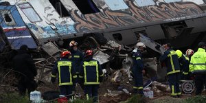 Πυροσβέστες στο τρένο που συνετρίβη στα Τέμπη