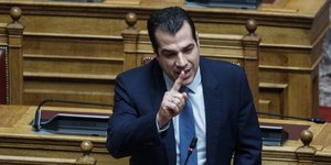 Ο υπουργός Υγείας Θάνος Πλεύρης στη Βουλή 