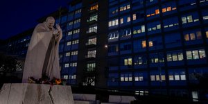 Το άγαλμα του Πάπα, έξω από το νοσοκομείο της Ρώμης, όπου νοσηλεύεται