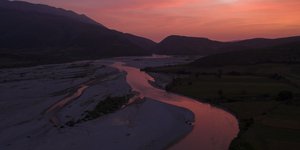 Ο ποταμός Αωός στην αλβανική πλευρά του, στο Τεπελένι