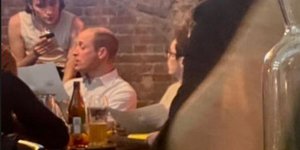 Ο πρίγκιπας Γουίλιαμ δίνει παραγγελία σε εστιατόριο στην Βαρσοβία