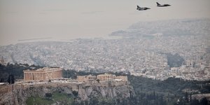 Διελεύσεις μαχητικών αεροσκαφών πάνω από την Αθήνα