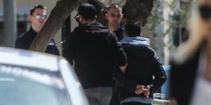 Ο 44χρονος προπονητής Τάε Κβον Ντο οδηγείται στον ανακριτή