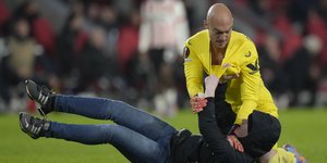 Επίθεση οπαδού στον τερματοφύλακα της Αϊντχόφεν 