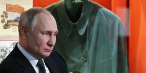 Ο Βλαντίμιρ Πούτιν με ένα μικρόφωνο στο χέρι