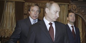 O Βλαντίμιρ Πούτιν, ο φίλος του,  Σεργτκέι Ρολντούγκιν και ο Ντμίτρι Μεντβέντεφ σε πρώην ανάκτορο των Ρομανόφ στην Αγία Πετρούπολη το 2009