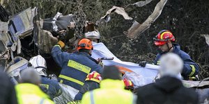 Πυροσβέστες με σορό στα Τέμπη