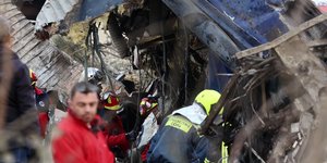 Πυροσβέστες επιχειρούν στο τρένο στα Τέμπη