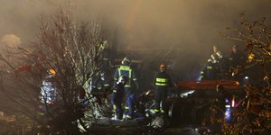 Πυροσβέστες επιχειρούν στο σημείο του δυστυχήματος στα Τέμπη